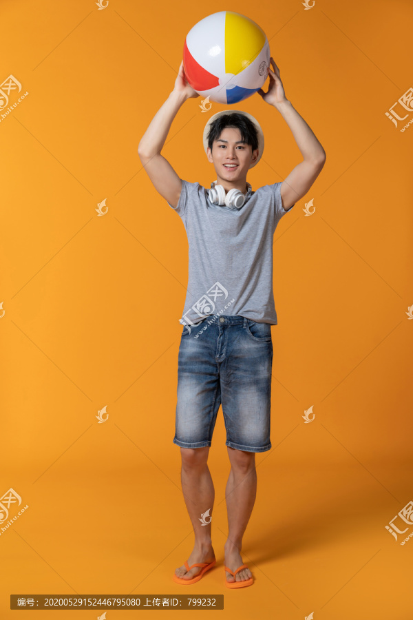 年轻男子拿着沙滩球