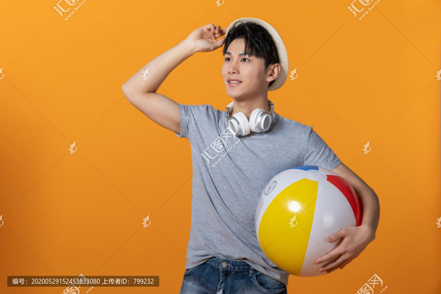 年轻男子拿着沙滩球