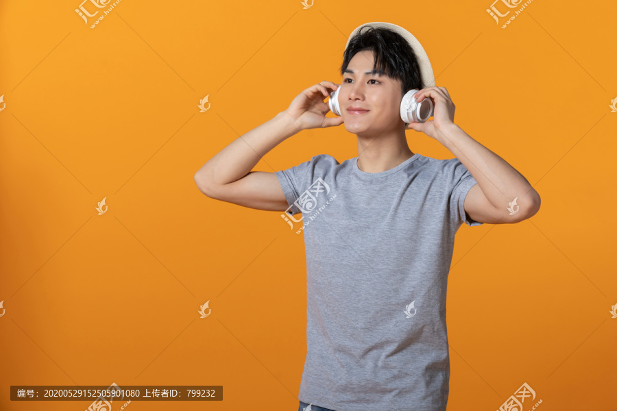 年轻男士戴着耳机听音乐