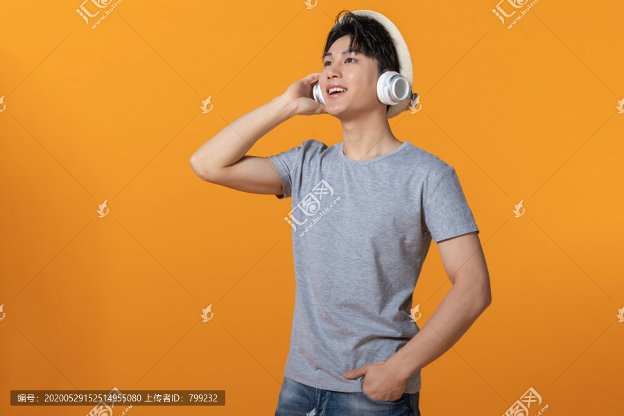 年轻男士戴着耳机听音乐