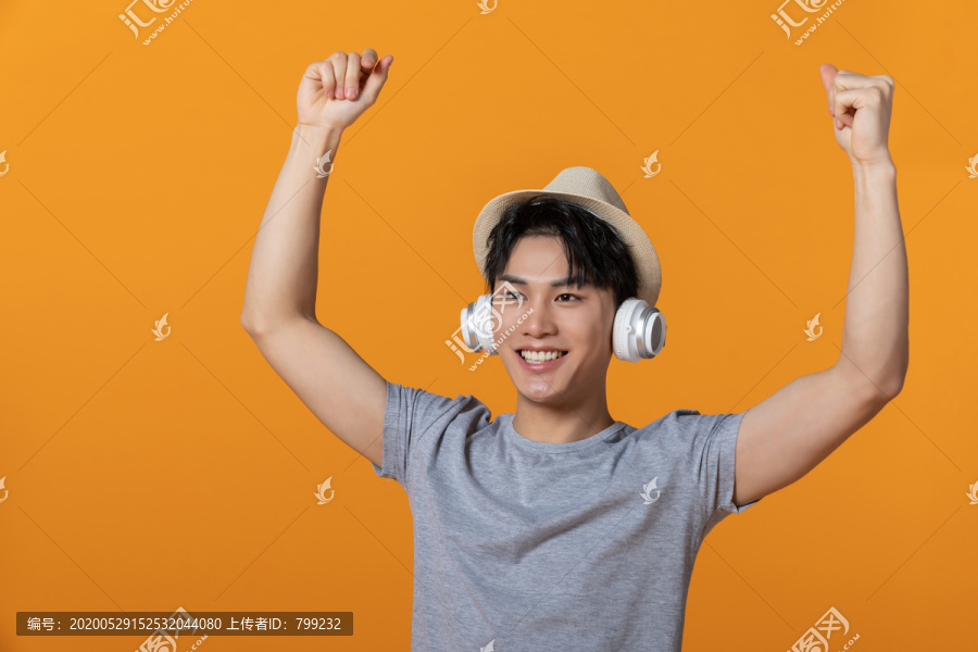 年轻男士戴着耳机听音乐