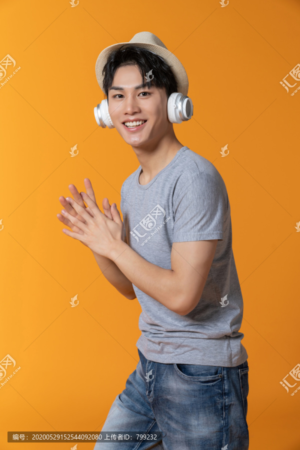 年轻男士戴着耳机听音乐