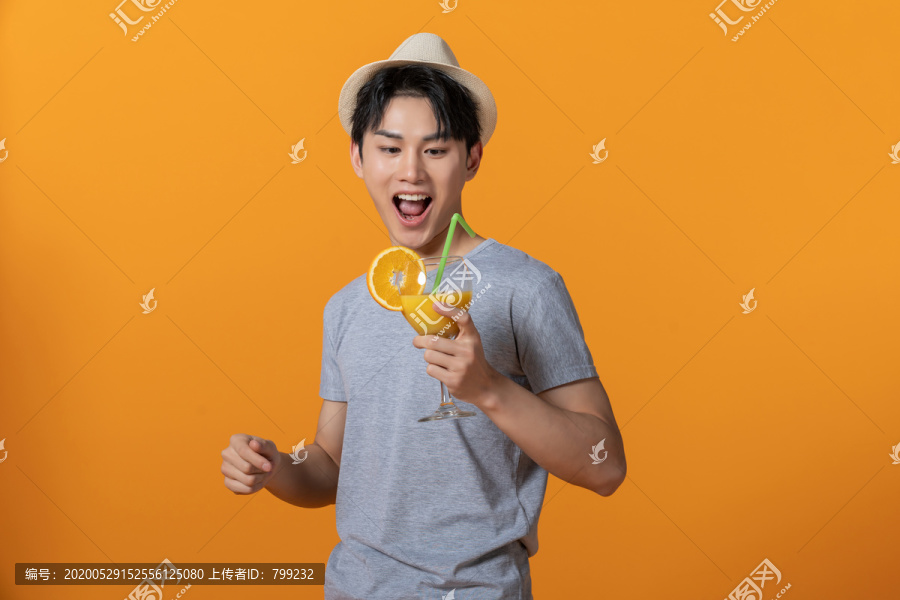 年轻男士喝橙汁