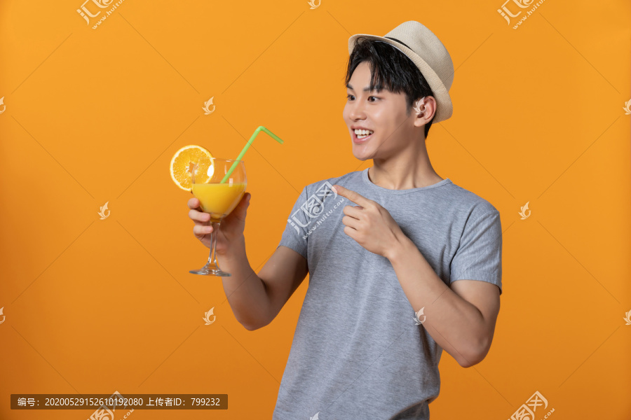 年轻男士喝橙汁