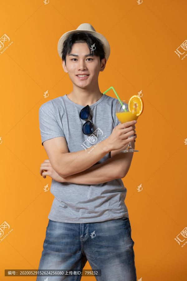 年轻男士喝橙汁