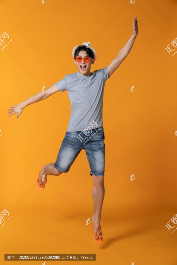 快乐的年轻男子