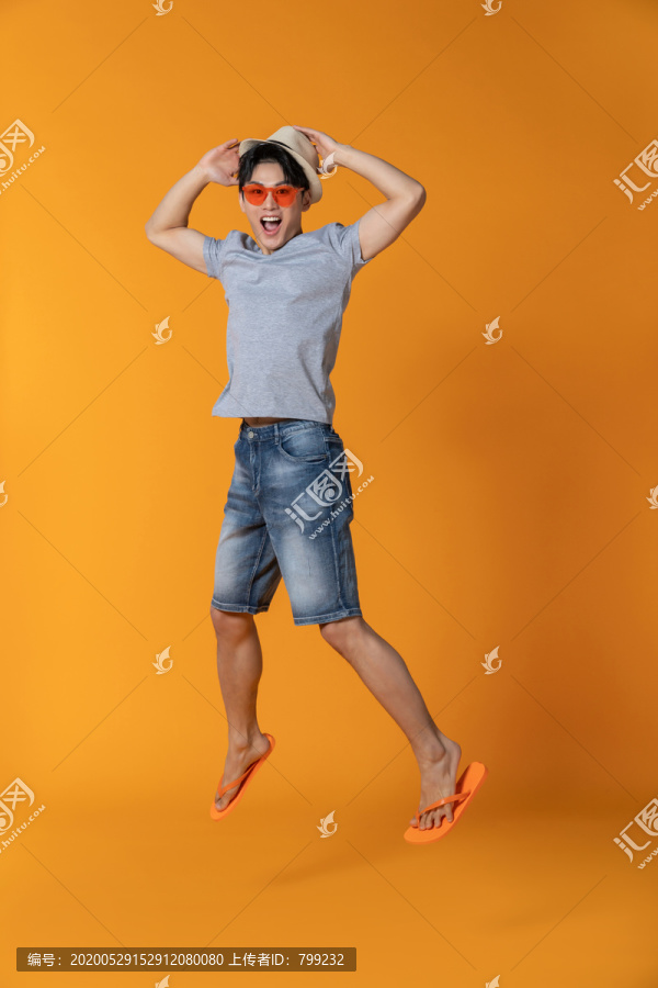 快乐的年轻男子