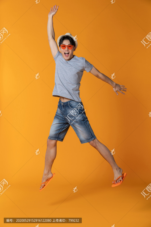快乐的年轻男子