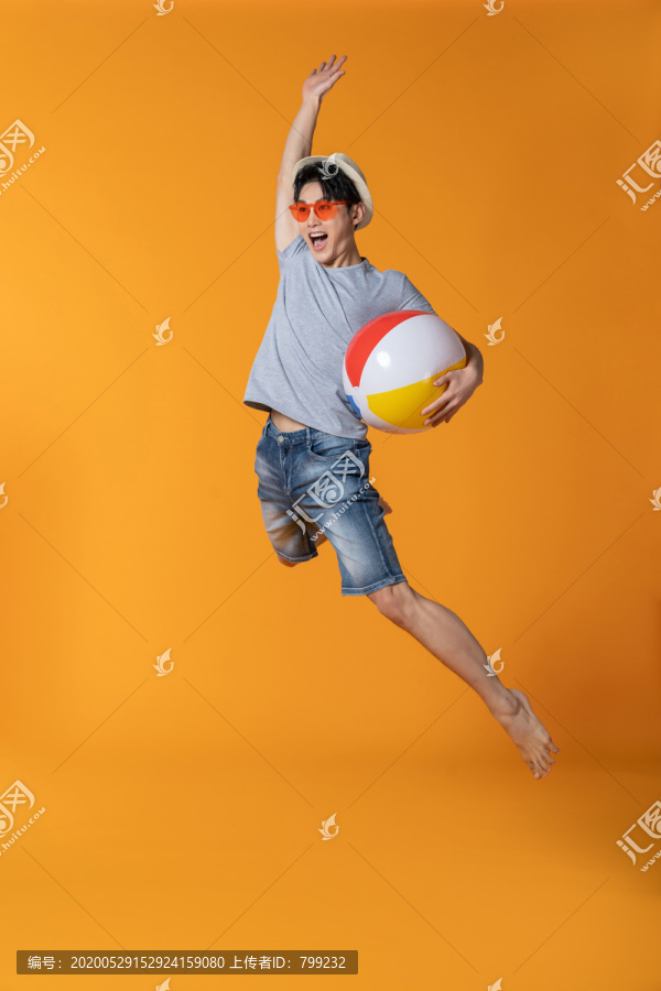 快乐的年轻男子