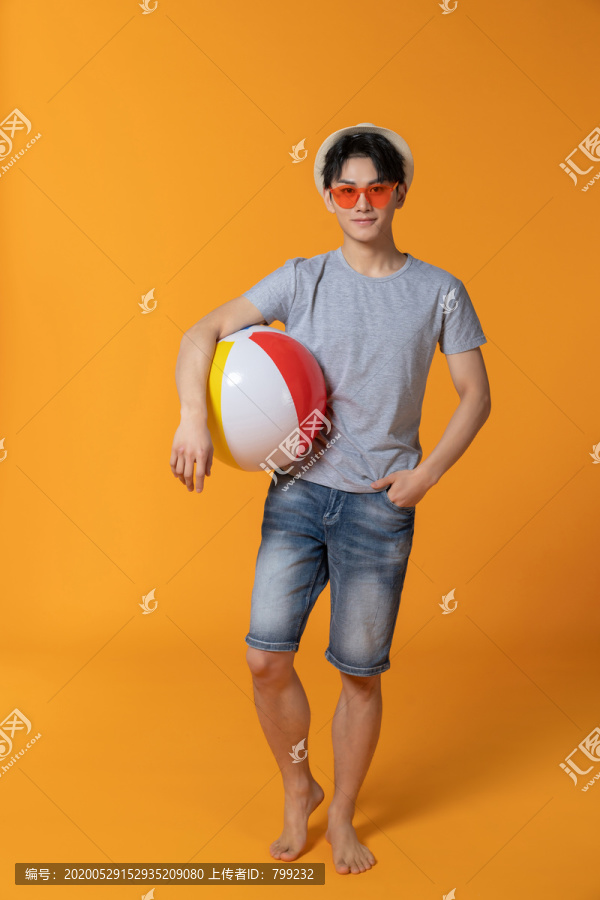快乐的年轻男子
