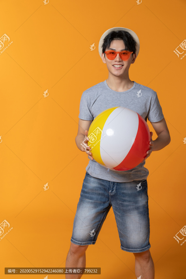 快乐的年轻男子