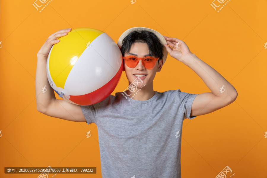 快乐的年轻男子