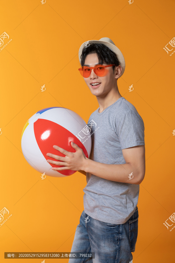 快乐的年轻男子