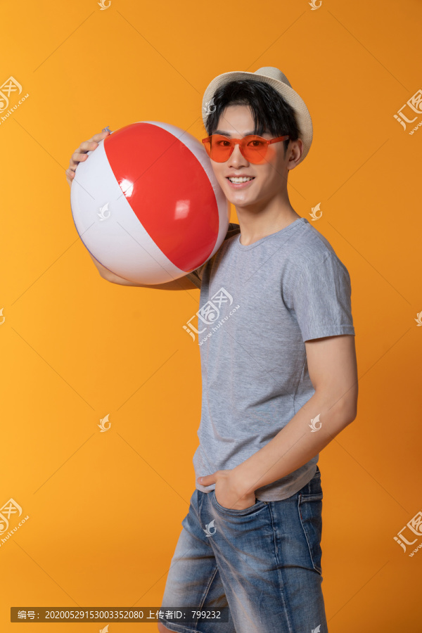 快乐的年轻男子