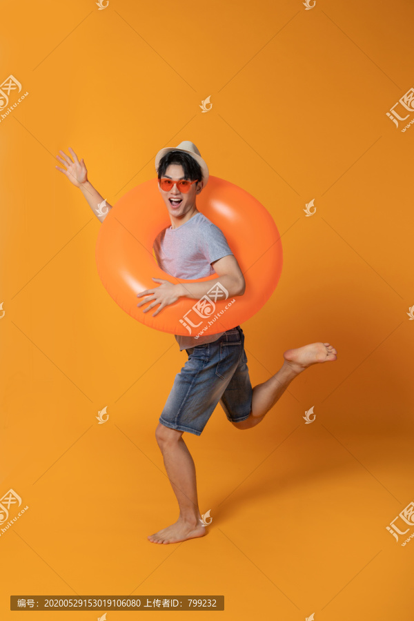 快乐的年轻男子