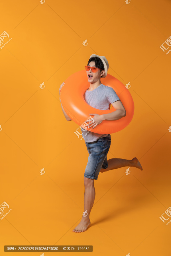 快乐的年轻男子