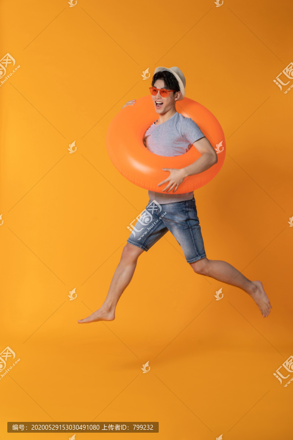 快乐的年轻男子