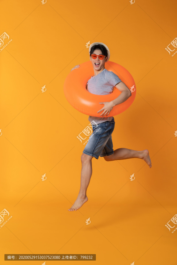 快乐的年轻男子
