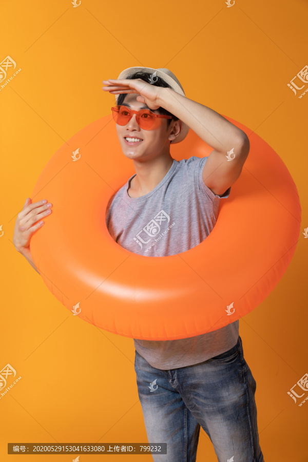 快乐的年轻男子