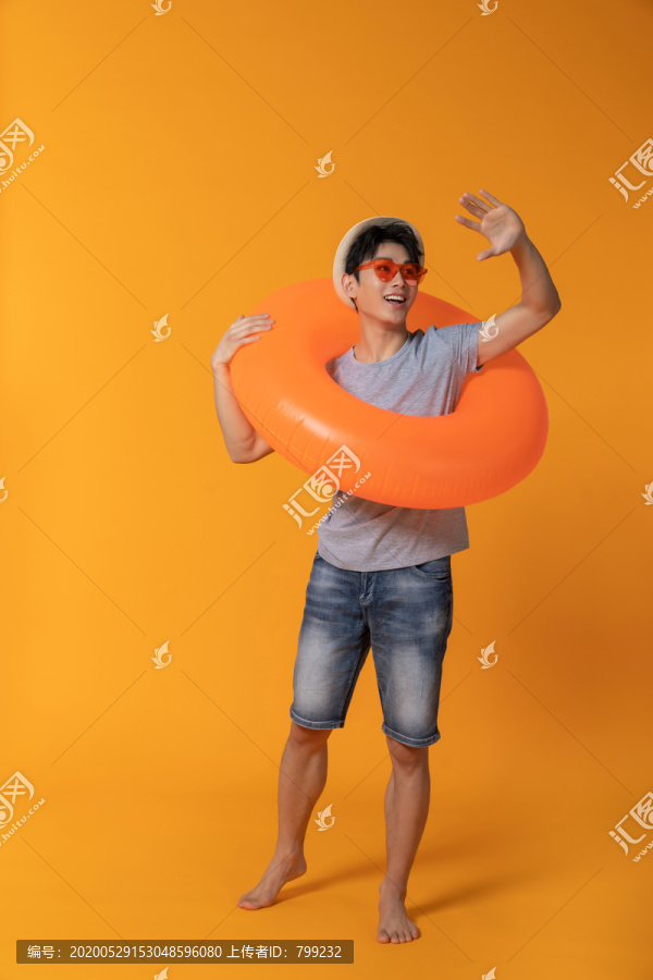 快乐的年轻男子