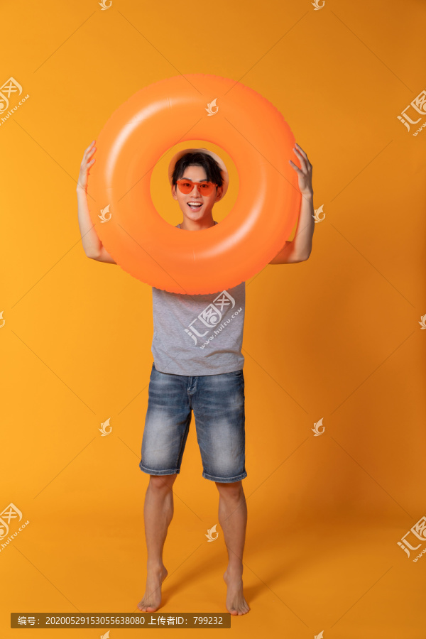 快乐的年轻男子