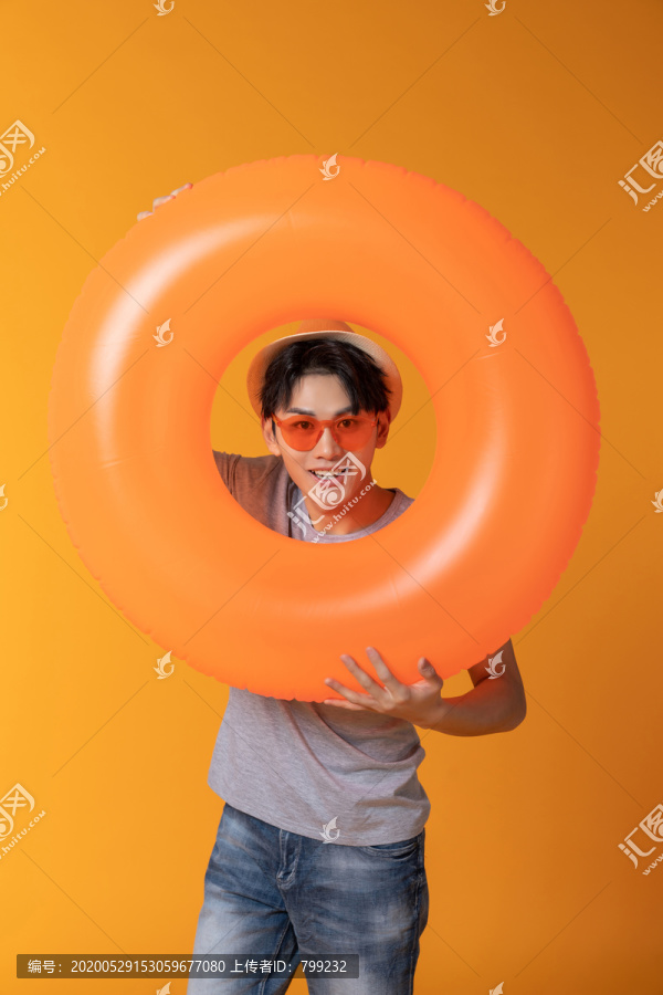 快乐的年轻男子