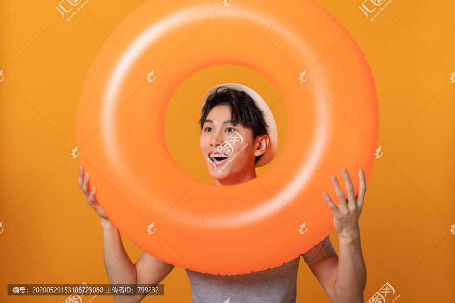 快乐的年轻男子