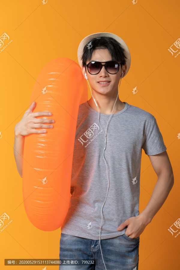快乐的年轻男子