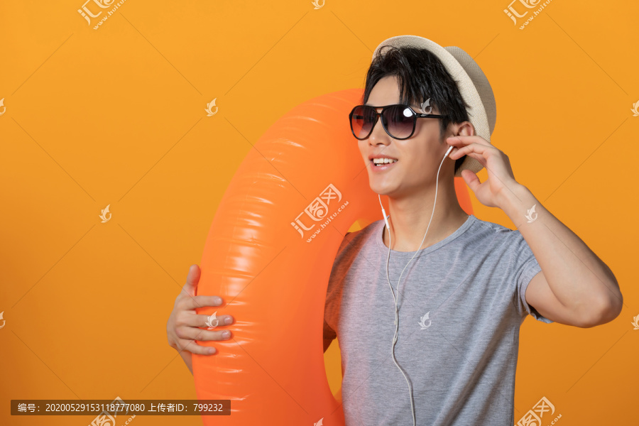快乐的年轻男子