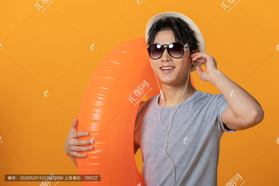 快乐的年轻男子