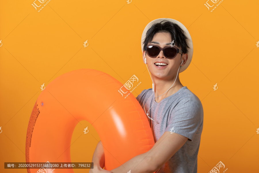 快乐的年轻男子