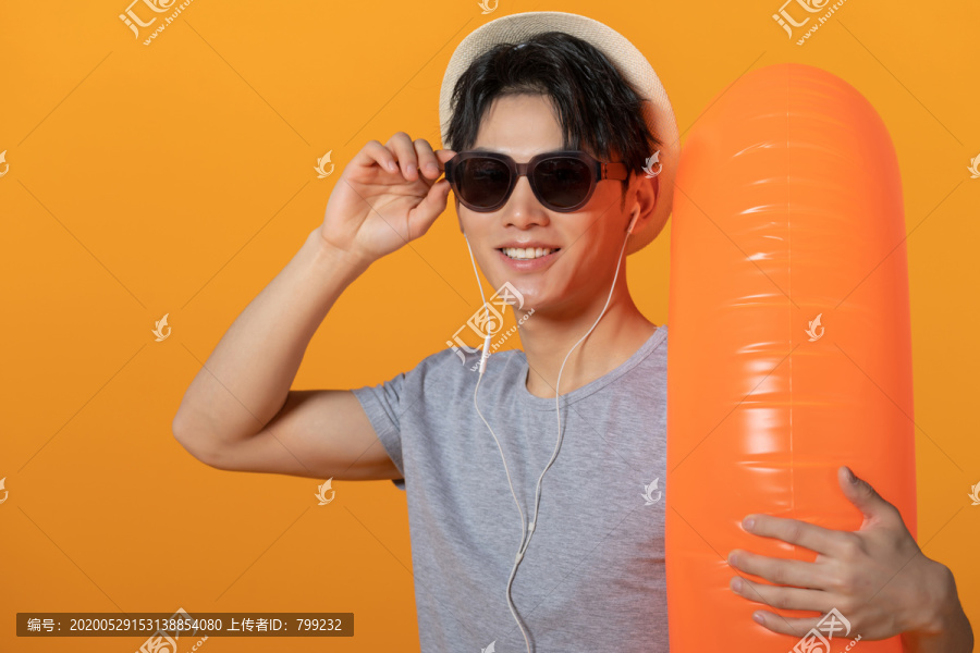 快乐的年轻男子