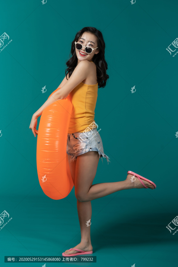 棚拍年轻女子夏日造型