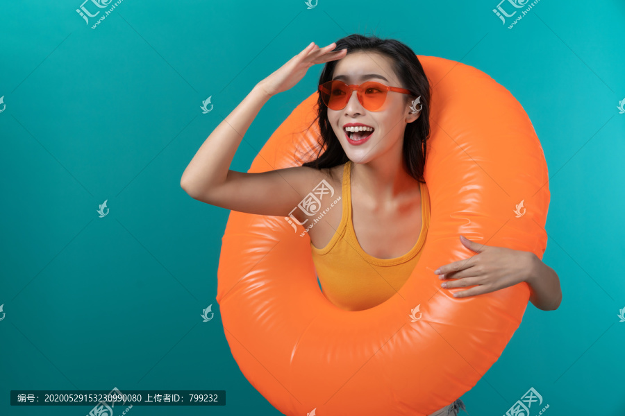 棚拍年轻女子夏日造型