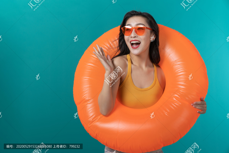 棚拍年轻女子夏日造型