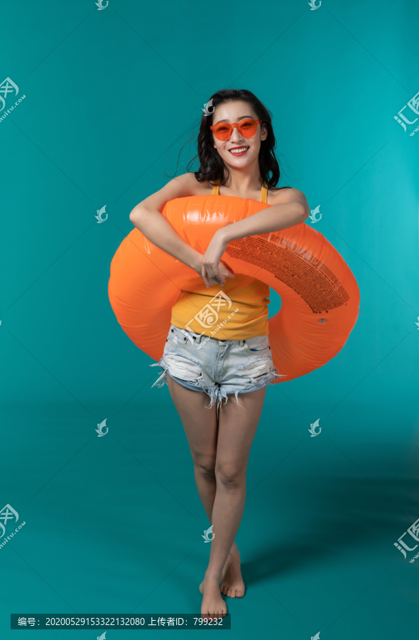 棚拍年轻女子夏日造型