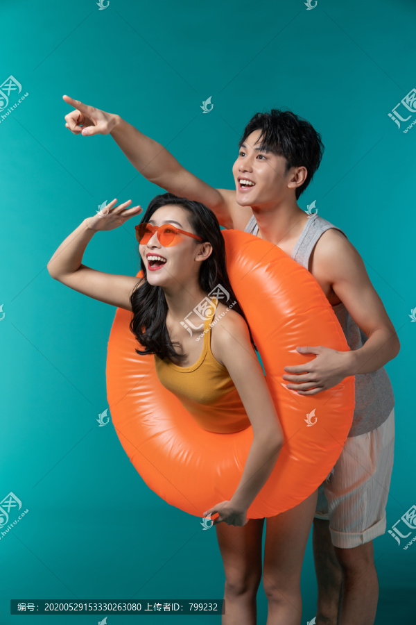 棚拍夏日造型年轻情侣