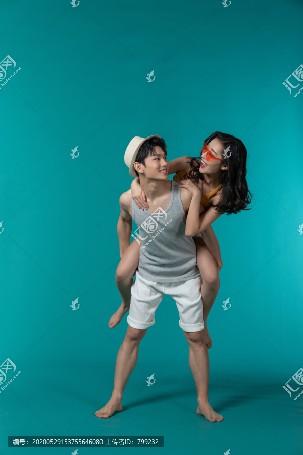 棚拍夏日造型年轻情侣