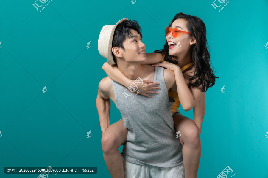 棚拍夏日造型年轻情侣