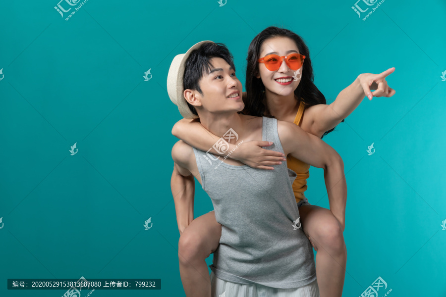 棚拍夏日造型年轻情侣