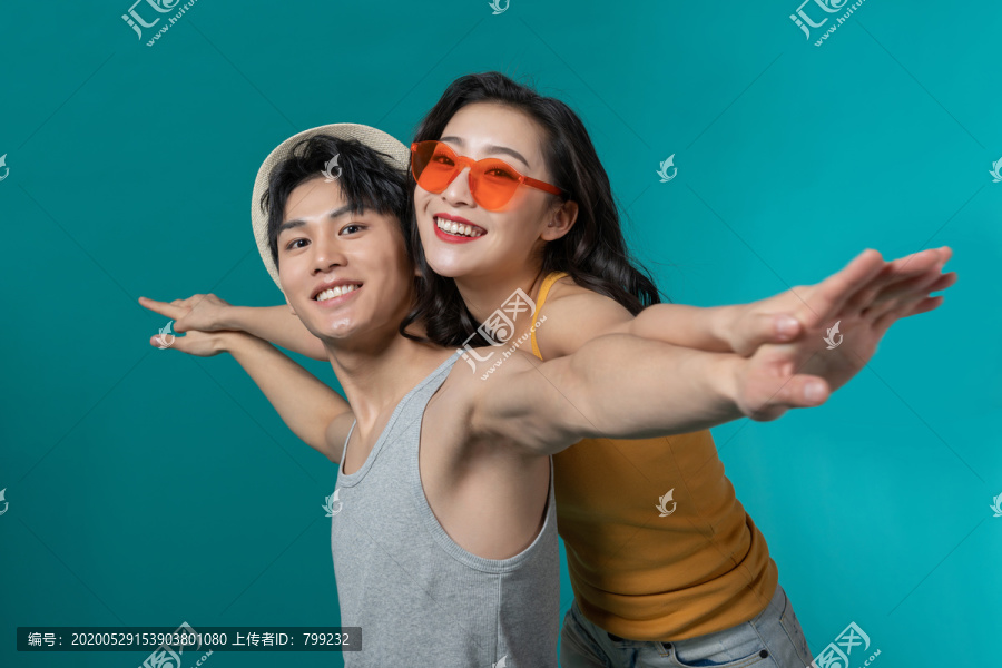 棚拍夏日造型年轻情侣