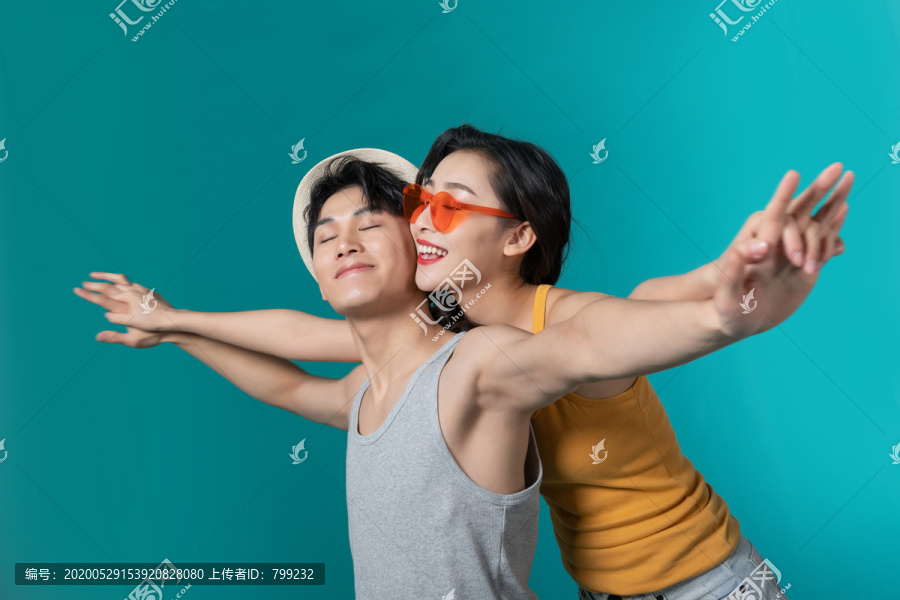 棚拍夏日造型年轻情侣