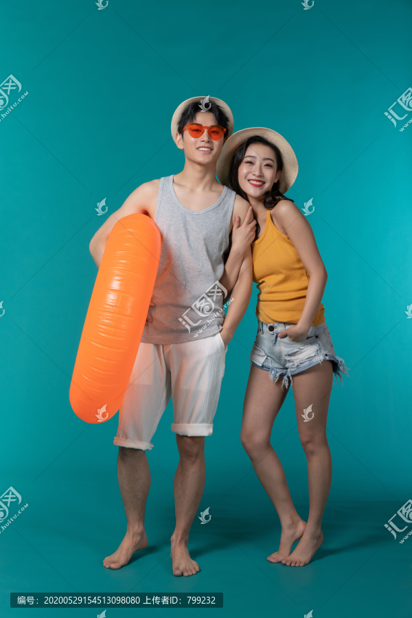棚拍夏日造型年轻情侣