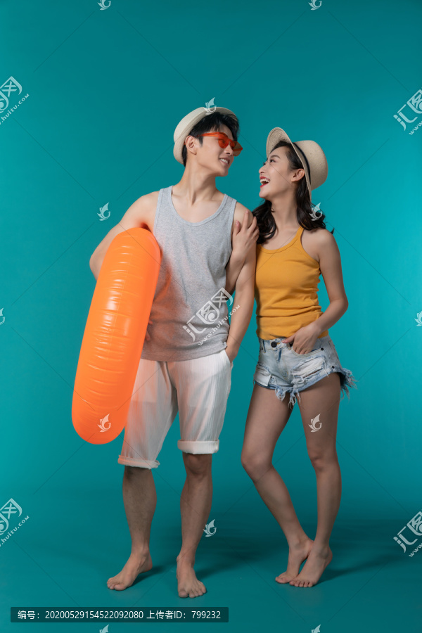 棚拍夏日造型年轻情侣