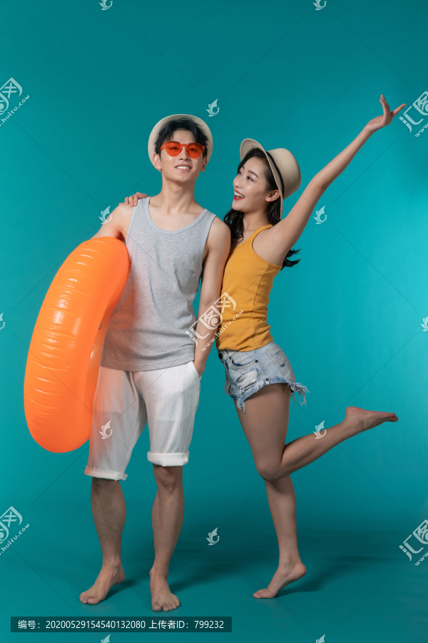 棚拍夏日造型年轻情侣