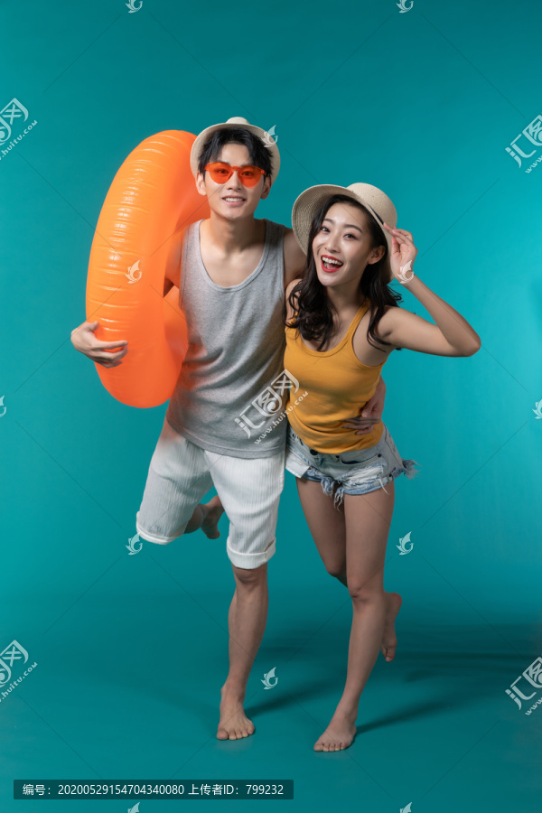 棚拍夏日造型年轻情侣
