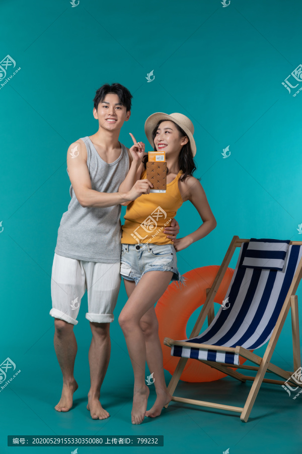 棚拍夏日造型年轻情侣