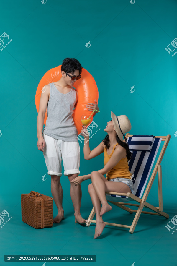 棚拍夏日造型年轻情侣