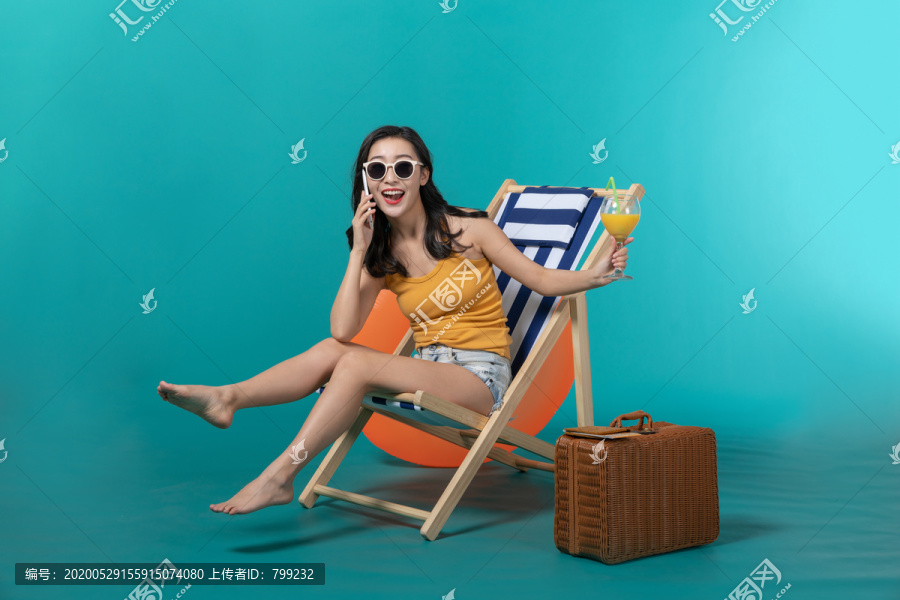棚拍夏日造型年轻女子