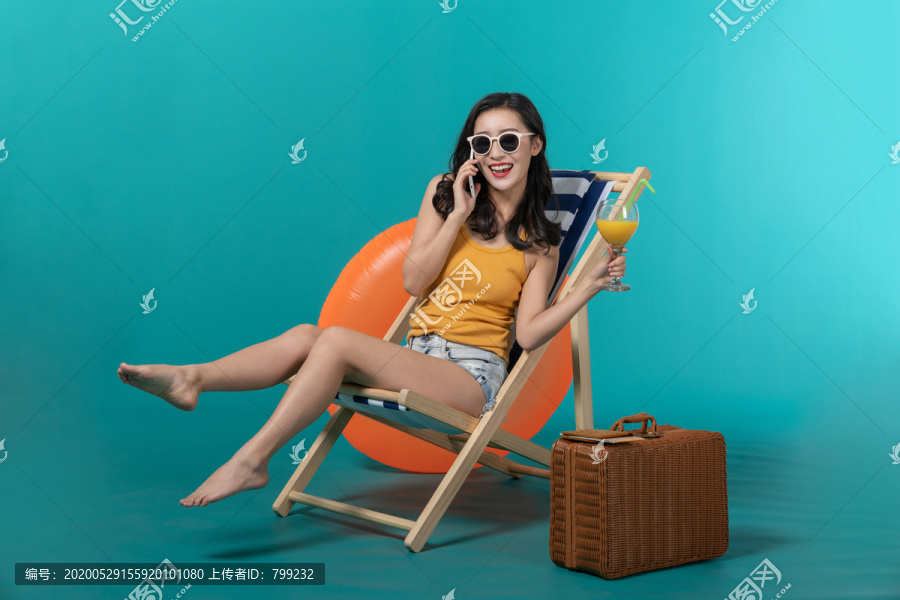 棚拍夏日造型年轻女子
